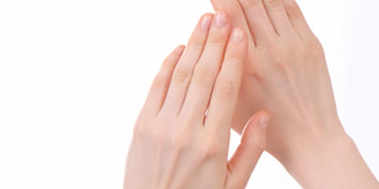 指を長く美しく見せる指輪とは?