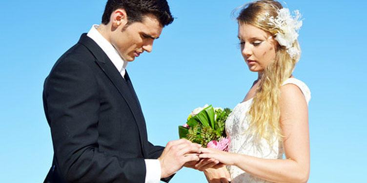 婚約指輪(エンゲージリング)・結婚指輪(マリッジリング)を右手に着けてもいいの?